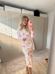 Sommerlet og romantisk – mit bud på et blomstrende hverdagslook med feminine detaljer