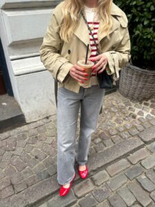 Kaffe, klassikere og komfort – sådan styler jeg trenchcoat og ballerinaer