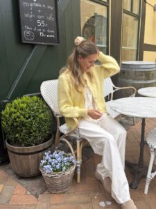 Mit bud på et lunt hverdagslook med pastel​