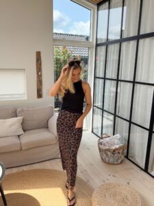 Sommerfavorit: Dyreprint og sort top i perfekt kombination