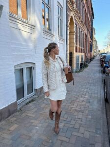 Lys kjole og støvler – et perfekt forårslook med western vibe