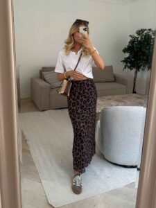 Casual chic: Leopardnederdel stylet med basics