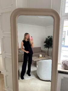 Klassisk i sort – et stilrent hverdagslook med vest og loafers