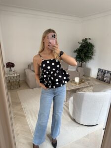 Prikker og blå jeans – et look, der aldrig går af mode